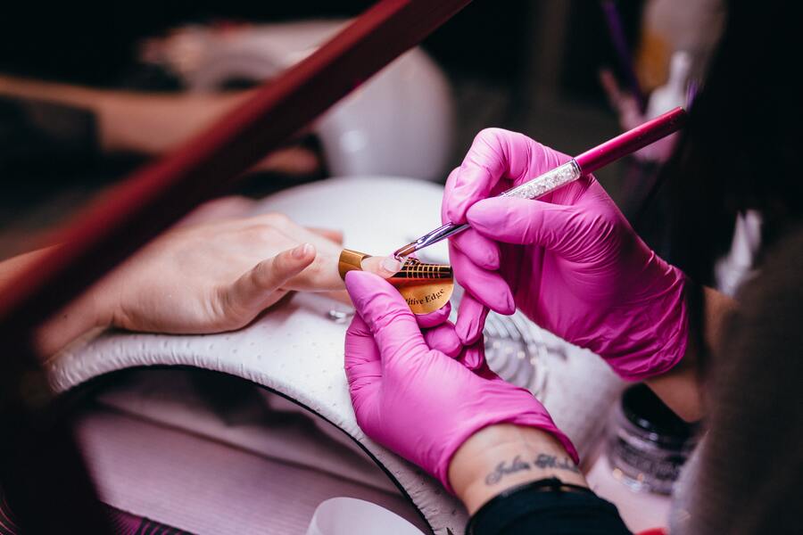 Ongles en gel ou en résine acrylique, quelles différences